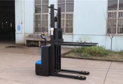 HH1216 stacker electric